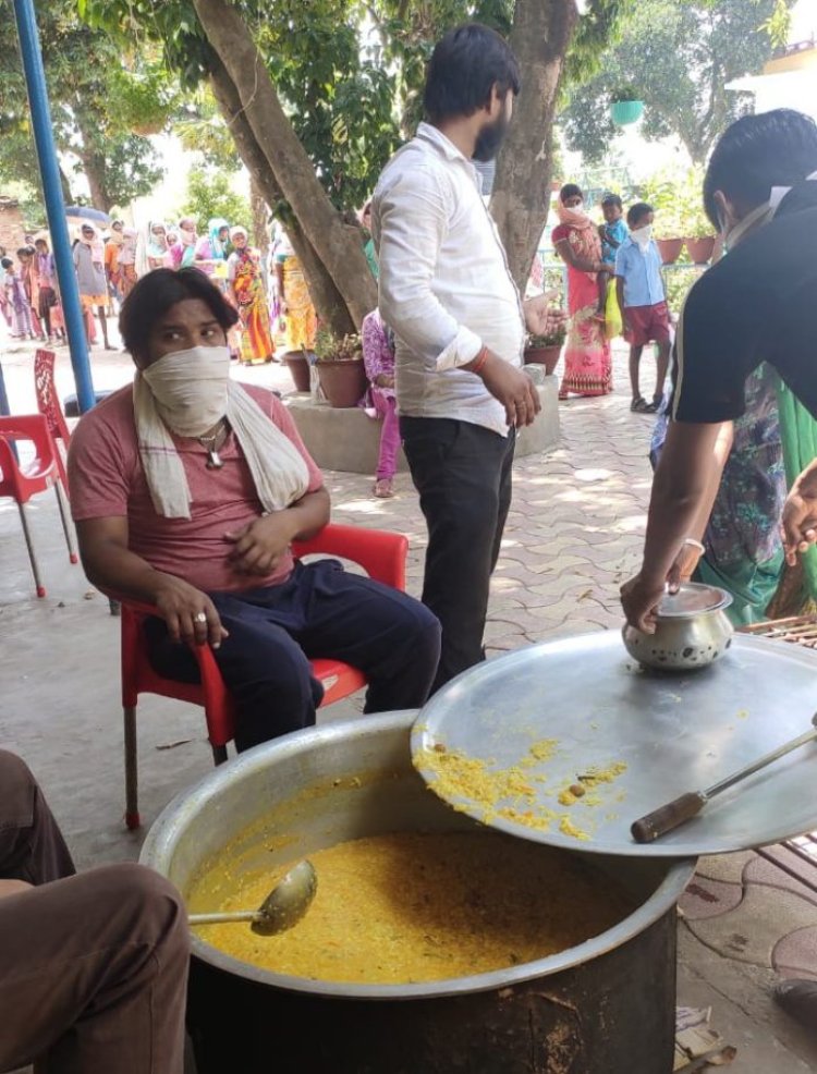 “समाजसेवी राजन नायक ने लंगर में किया सहयोग” हैप्पी चिल्ड्रेन स्कूल परिसर में ढाई सौ गरीबों को कराया भोजन