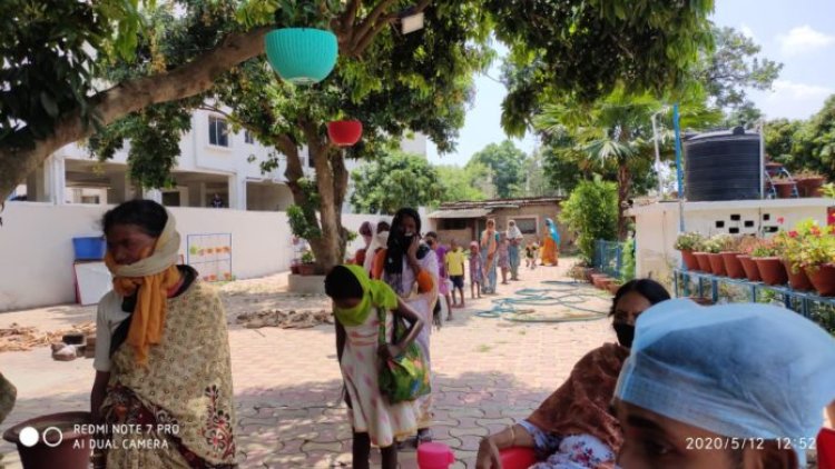 डीएवी-जेवीएम श्यामली के पुरातन छात्रों के सौजन्य से तीन सौ गरीबों को कराया भोजन