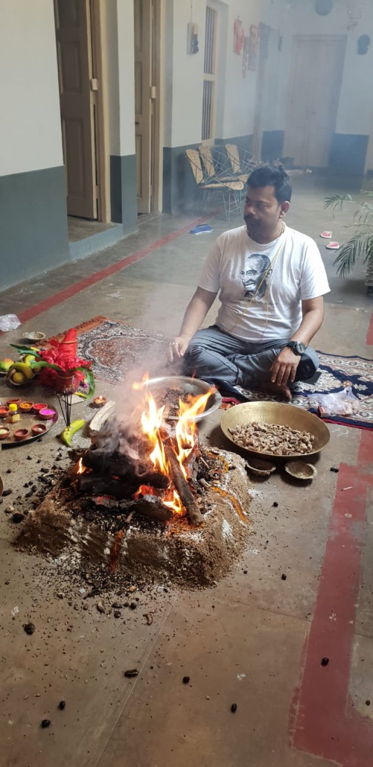 कोरोना से मुक्ति के लिए आदित्य विक्रम ने किया यज्ञ-हवन