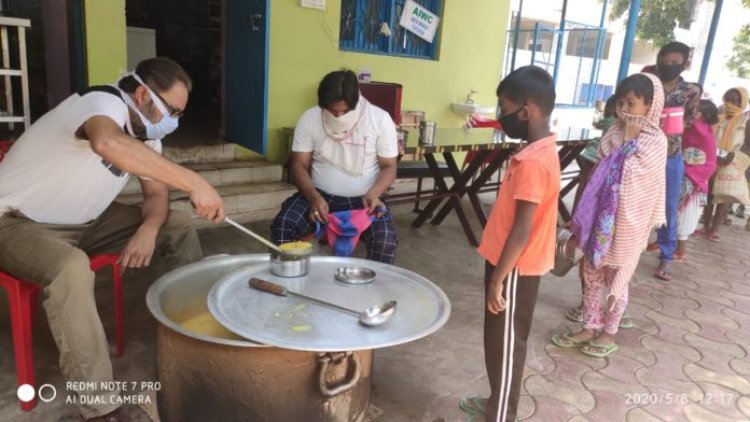 डॉ.संदीप अरोड़ा के सौजन्य से ढाई सौ गरीबों को कराया गया भोजन