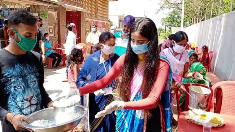 महिला नेत्री अनुष्का आनंद ने गरीबों व निःसहाय लोगों को भोजन कराया