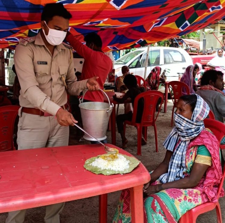 देवघर : नगर थाना प्रभारी की अगुवाई में समस्त पुलिसकर्मी रोजाना जरूरतमंदो को परोस रहे भोजन