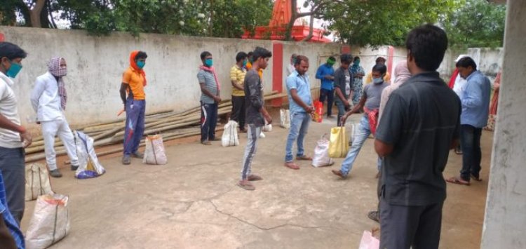 देवघर : वार्ड पार्षद बिहारी यादव ने गरीबो को वितरित किया राहत सामग्री