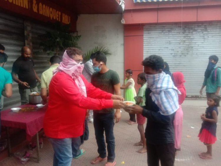 पूजा रेस्टोरेंट ने गरीबों को खिलाया दक्षिण भारतीय व्यंजन सांबर-बाड़ा