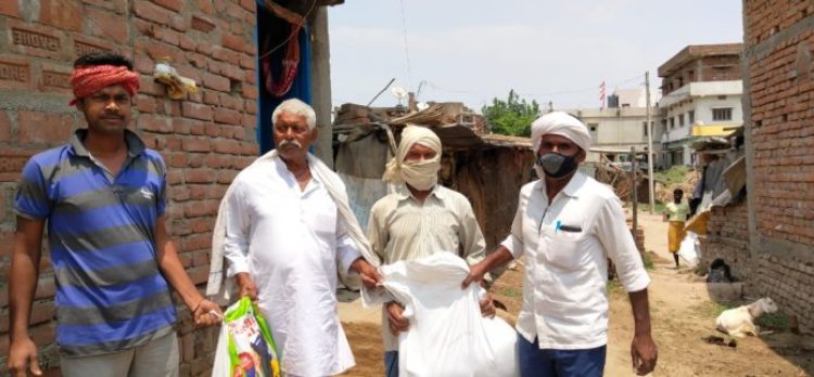 मुखिया के सौजन्य से हरदासबीघा पंचायत वासियों के बीच बांटा जा रहा है राहत सामग्री