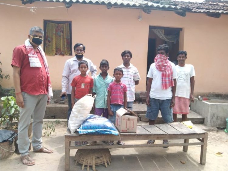 गरीब बच्चों को भोजन कराने के लिए समाजसेवियों ने दी खाद्य सामग्री