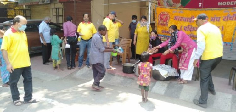 मारवाड़ी युवा मंच ने जरूरतमंदों के बीच बांटे खाद्य व पेय पदार्थ