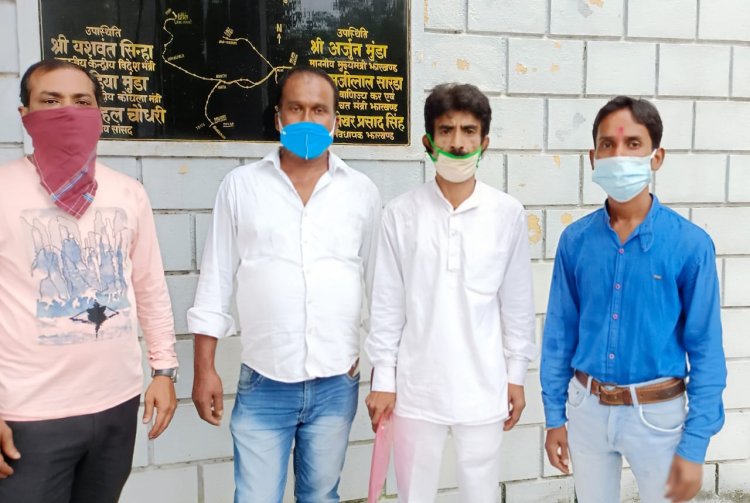 डीजल ऑटो चालकों की समस्याओं को ले महासंघ ने डीआरएम को सौंपा ज्ञापन