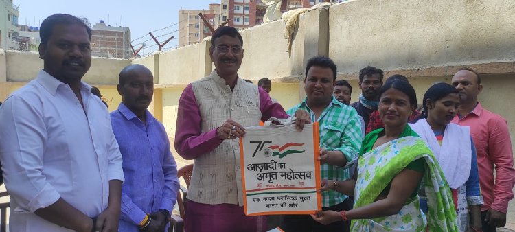 सांसद संजय सेठ ने बांटे जूट के थैले, शहर-गांव को प्लास्टिक मुक्त करने की लोगों से की अपील