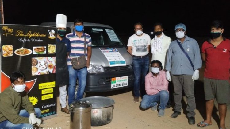 लाइट हाउस कैफे एंड किचेन के संचालक दिलबाग सिंह गरीबों को प्रतिदिन करा रहे भोजन