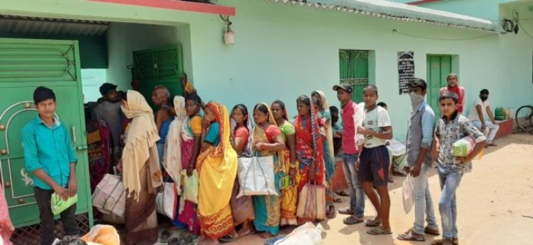 देवघर : कम राशन मिलने से नाराज कार्डधारकों ने नगर आयुक्त के समक्ष शिकायत दर्ज की