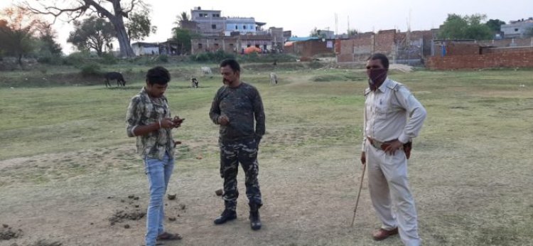 लॉकडाउन में क्रिकेट खेल रहे युवकों को पुलिस ने चेतावनी दे कर छोड़ा