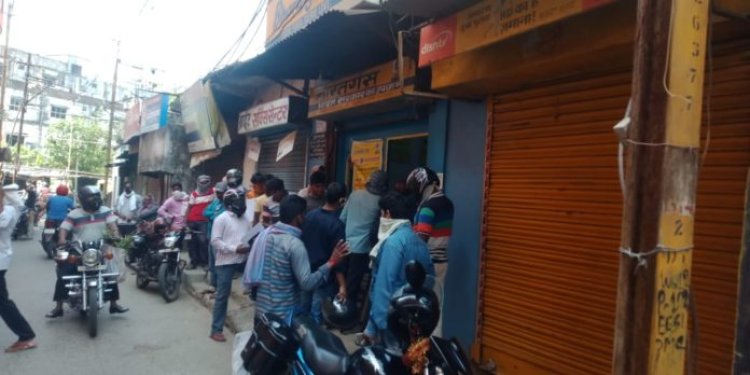 देवघर : उज्ज्वला योजना के तहत निःशुल्क गैस सिलिंडर लेने के लिए जान जोखिम में डाल रहे लोग