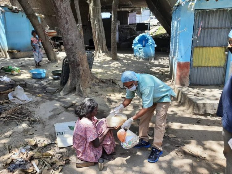 स्वयंसेवी संस्था गूंज ने निर्मला कुष्ठ काॅलोनी में बांटे खाद्यान्न