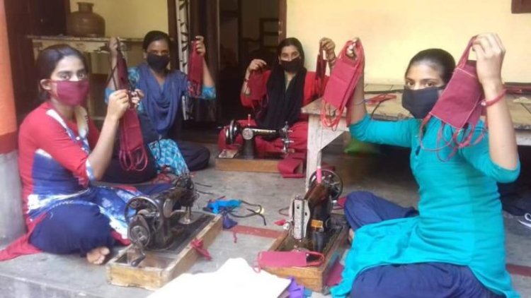 वैश्विक महामारी से निपटने के लिए करनौती गांव की लड़कियाँ रोजाना बना रही सैंकड़ों मास्क