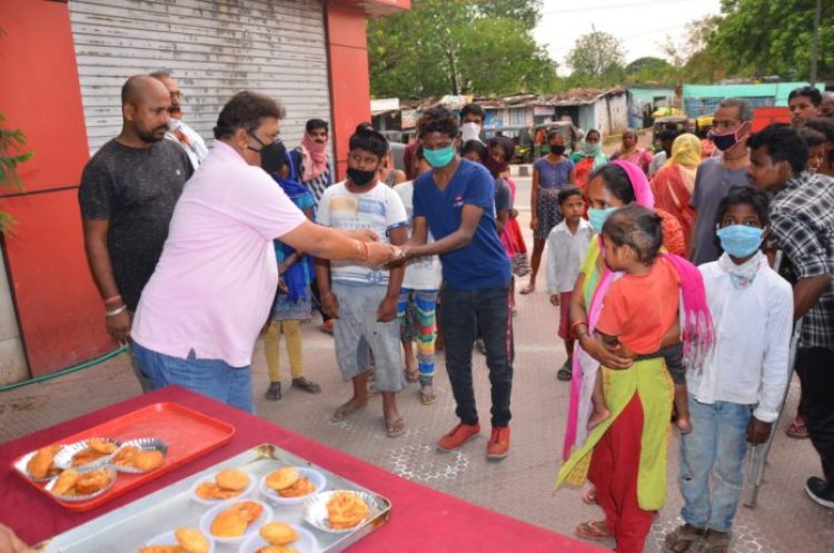 होटल पार्क ईन के संचालक ने गरीबों के बीच बांटे कचौड़ी-जलेबी