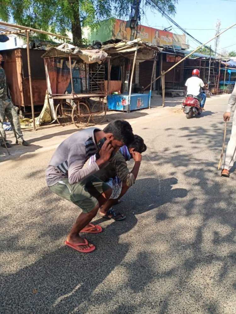 लापरवाह लोगो से लॉक डाउन का अनुपालन कराती जसीडीह पुलिस।