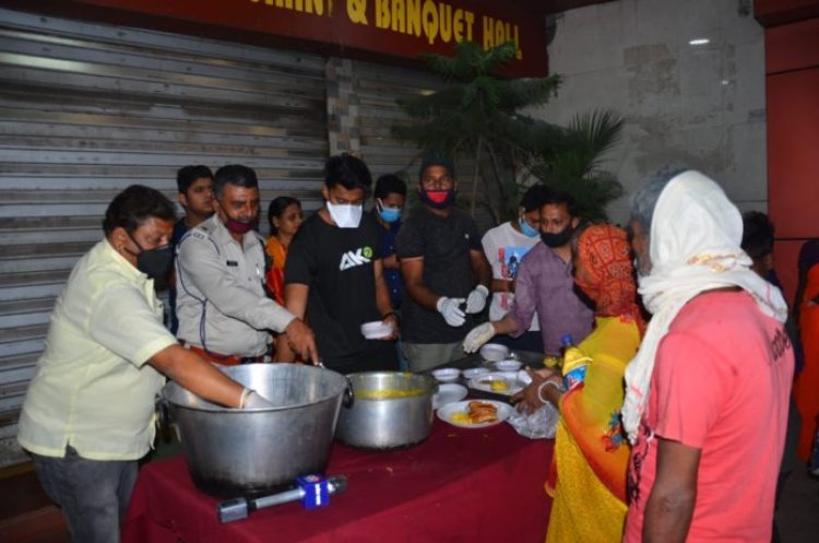 भूखे को भोजन कराने में जुटा है रामाशंकर प्रसाद का पूरा परिवार