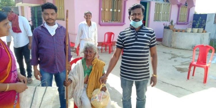 समाजसेवी एवं वार्ड पार्षद ने जरूरतमंदों के बीच भोजन संबंधित सामग्री का वितरण किया