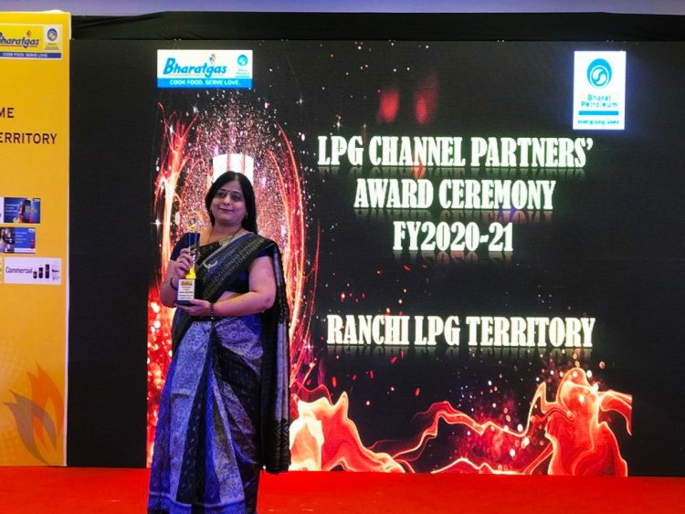 उत्कृष्ट सेवा के लिए राज भारत गैस एजेंसी को श्रेष्ठता पुरस्कार