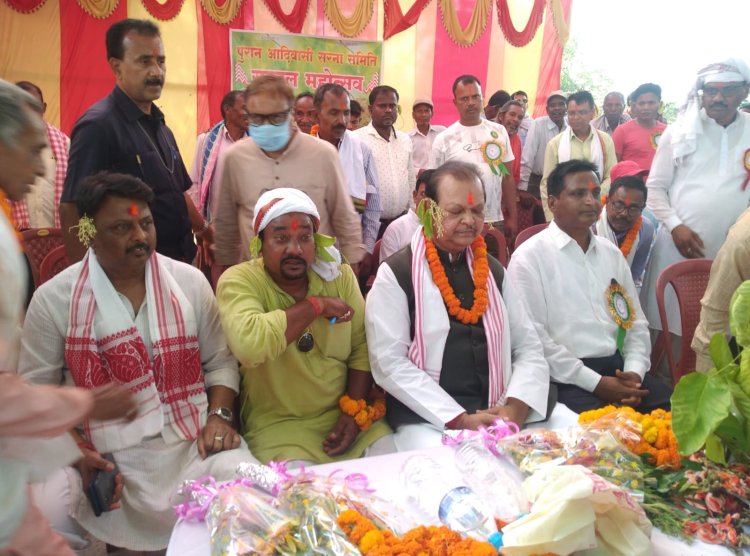 पुरान आदिवासी सरना समिति सरहुल महोत्सव में मांदर की थाप पर झूमे सुबोधकांत सहाय,कहा, प्रकृति से जुड़ाव जरूरी