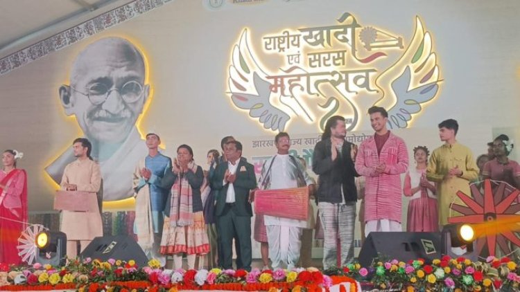 राष्ट्रीय खादी एवं सरस मेला में हुआ कवयित्री सम्मेलन