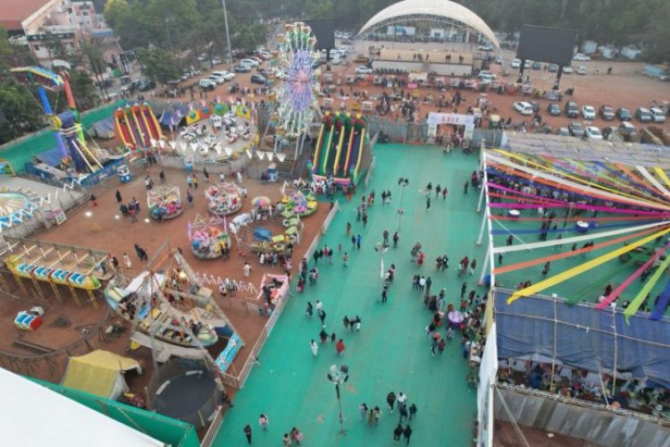 राष्ट्रीय खादी एवं सरस महोत्सव के चौथे दिन भी जमकर हुई ख़रीदारी