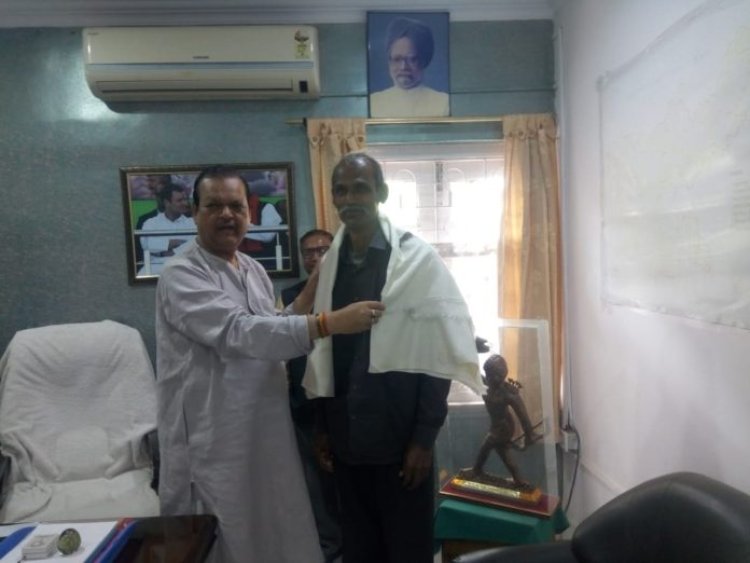 सेवानिवृत्त हवलदार दयानंद यादव को सुबोधकांत सहाय ने किया सम्मानित