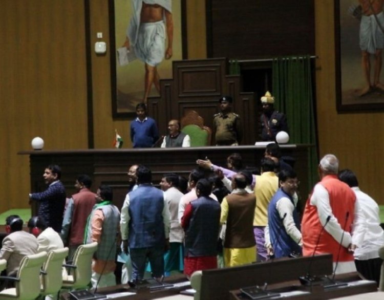 झारखंड विधानसभा में छठे दिन भी हंगामा, भाजपा विधायकों ने वेल में आकर की नारेबाजी