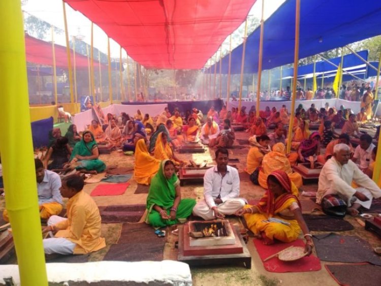 गायत्री महायज्ञ एवं संस्कारोत्सव यज्ञाहुति में उमड़ी भीड़