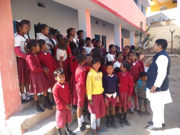 ऑल स्कूल पेरेंट्स एसोसिएशन के अध्यक्ष पहुचे प्राथमिक विद्यालय अरगोड़ा,स्कूली छात्रों से किया सीधा संवाद