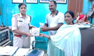 समाजसेवियों ने सुखदेव नगर थाना प्रभारी को भेंट किया राष्ट्रीय ध्वज