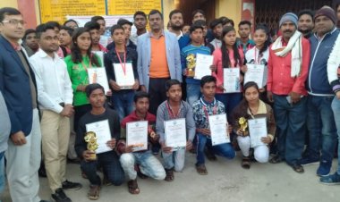 गोमिया विधायक द्वारा प्रतिभा खोज के टॉप टेन छात्र किए गए सम्मानित