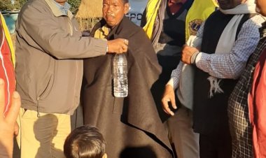 समाजसेवियों ने गरीबों के बीच बांटे गर्म वस्त्र और कंबल