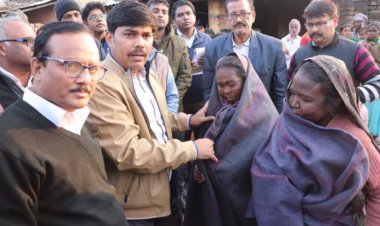 कोडरमा उपायुक्त रमेश घोलप ने आदिम जनजातियों के बीच कंबल वितरण किया