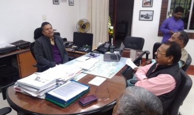 रेल यात्रियों को बेहतर सुविधाएं मुहैया कराने के लिए लक्ष्मण गिलुवा मिले चक्रधरपुर के डीआरएम सेचक्रधरपुर रेलवे मंडल में यात्री सुविधाओं में सुधार संबंधी सुझाव सहित विभिन्न मांगों को लेकर लक्ष्मण गिलुआ ने डीआरएम को एक मांग पत्र सौंपा।