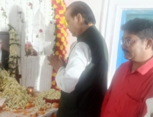 ठाकुर गांव के समाजसेवी स्व.भुवनेश्वर पांडेय के श्राद्धकर्म में शामिल हुए पूर्व केंद्रीय मंत्री सुबोधकांत सहाय