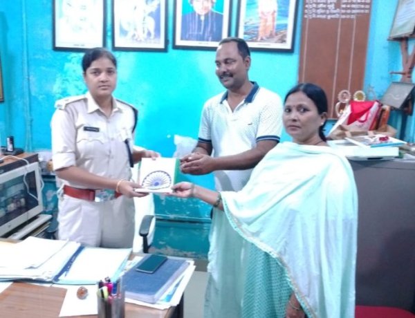 समाजसेवियों ने सुखदेव नगर थाना प्रभारी को भेंट किया राष्ट्रीय ध्वज