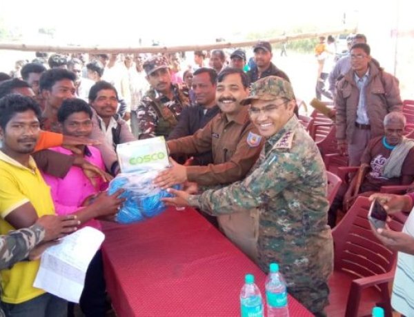 सामुदायिक पुलिस कार्यक्रम आयोजित,पुलिस अधीक्षक ने युवाओं को खेल सामग्री और जरूरतमंद ग्रामीणों को कंबल का वितरण किया