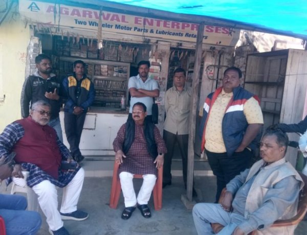 खदान मजदूरों की समस्याओं से रू-ब-रू हुए लक्ष्मण गिलुवा *सेल प्रबंधन से वार्ता कर समस्याओं के समाधान का दिया आश्वासन