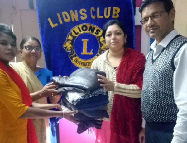 लायन्स क्लब ने गरीबों के बीच किया कंबल वितरण