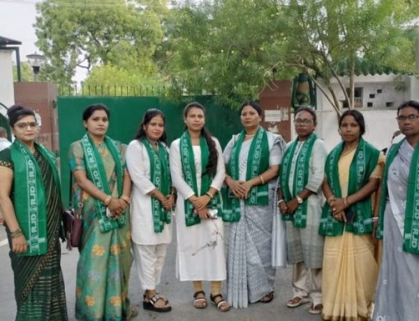 झारखंड प्रदेश राजद महिला प्रकोष्ठ की प्रदेश अध्यक्ष रानी कुमारी पार्टी के अन्य पदधारियों संग मिलीं लालू प्रसाद यादव से