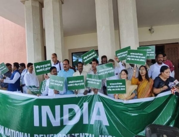 रांची : मणिपुर हिंसा के विरोध में विधानसभा के बाहर INDIA का प्रदर्शन