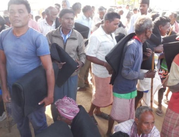 निर्धन व लाचार ग्रामीणों के बीच कंबल वितरण