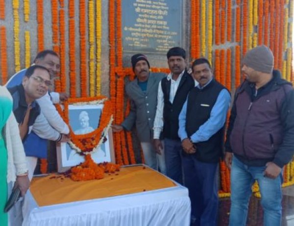 प्रियंका गांधी वाड्रा की जन्मदिन के अवसर पर झारखंड प्रदेश कांग्रेस कमिटी के पूर्व सचिव ने दिव्यांग बच्चों के बीच खाद्य सामग्री बांटे