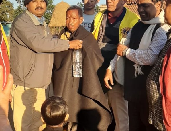 समाजसेवियों ने गरीबों के बीच बांटे गर्म वस्त्र और कंबल