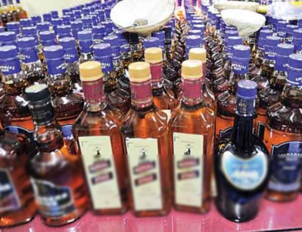 नामकुम- दुर्गा सोरेन चौक से 105 बोतल शराब कार से बरामद