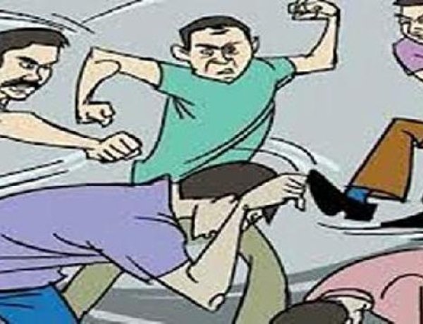 कांके में चौक के नामकरण को लेकर दो गुटो में हिंसक झड़प ,पुलिस ने की लाठी चार्ज