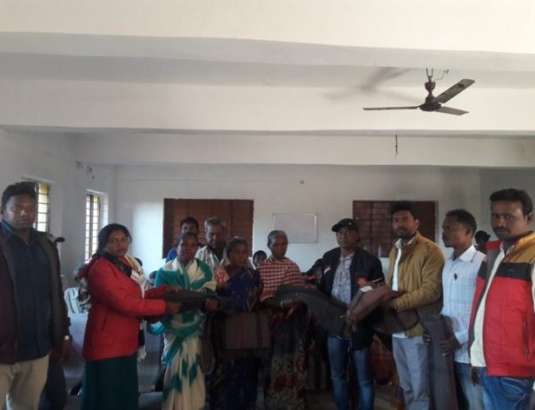 गरीब व असहाय के बीच मुखिया ने किया कंबल का वितरण