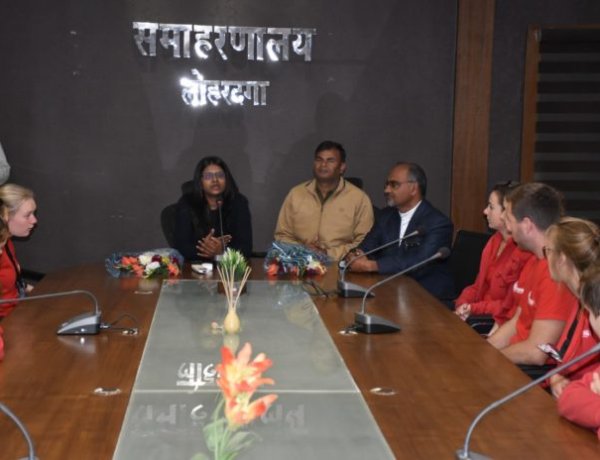 बेल्जियम से आये छात्र-छात्राओं ने उपायुक्त व पुलिस अधीक्षक से की मुलाकात, प्रशासनिक कार्यों के बारे ली जानकारी